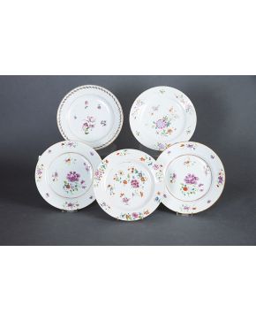 500-Lote de cinco platos llanos en porcelana china. Compañía de Indias. s. XIX. 