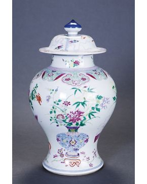 609-Jarrón con tapa en porcelana china. familia rosa. c. 1900. Decoración esmaltada polícroma.