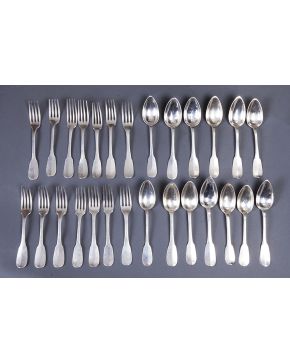 499-Lote de cubiertos antiguos formado por: 13 cucharas y 14 tenedores en su mayoría en plata francesa punzonada. ley 950. de la primera mitad del siglo X