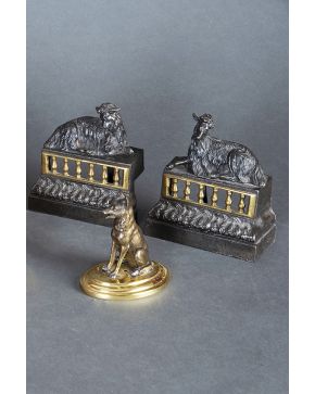 933-Lote formado por tres esculturas de animales en bronce. dos de ellas pareja parte de unos antiguos morillos.