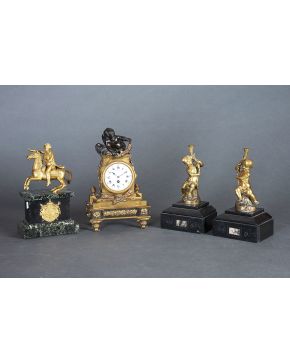 750-Reloj de sobremesa. Francia. c. 1850. En bronce dorado y pavonado. Con representación de pequeño amorcillo. Maquinaria París. mecanismo cuerda a llave