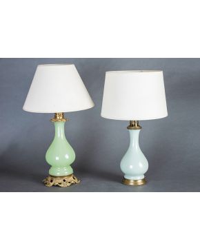 434-Lote formado por dos lámparas de sobremesa. una de ellas en opalina verde. 