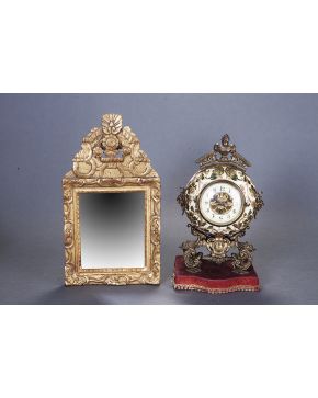 966-Pequeño espejo con marco en madera tallada y dorada. Decoración de rosas.