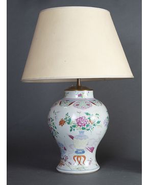 400-Lámpara de sobremesa en cerámica china esmaltada. Familia Rosa. C. 1900. 