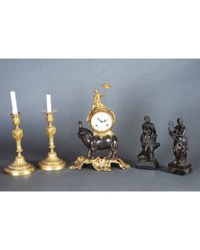 723-Pareja de candeleros en bronce dorado. s. XIX. Decoración de lengüetas y guirnaldas de flores. 