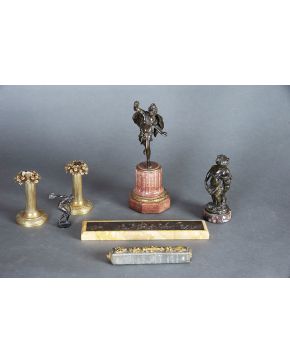 758-Lote de pareja de candeleros en bronce dorado y discóbolo en bronce pavonado. s. XIX.