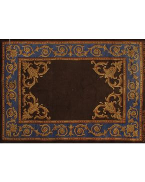 680-Alfombra en lana de nudo español con marcas de la Real Fábrica de Tapices. Madrid 1824. Decoración de roleos vegetales en dorado sobre campo marrón y 