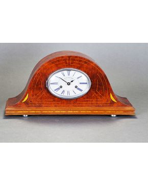 617-Raro reloj-hucha Art Decó con caja en madera de raiz tallada. C. 1920-1930. Esfera en latón con numeración romana e inscripción: La Pendatrava. Deco