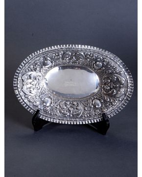 1023-Panera oval en plata española punzonada. con marcas de Luis Espuñes. con decoración cincelada en el ala de motivos vegetales y espejuelos. Perímetro a