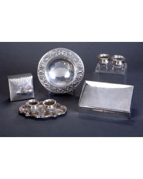 555-Lote en plata formado por: bandejita oval con marcas de Matilde Espuñes; pareja de saleritos; pequeña fuente circular con pie en plata de ley 916 y ma