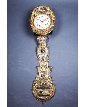 935-Reloj tipo Morez firmado en la esfera: Bertin Morault á Guignen. En latón dorado profusamente decorado y policromado. Esfera con numeración romana y