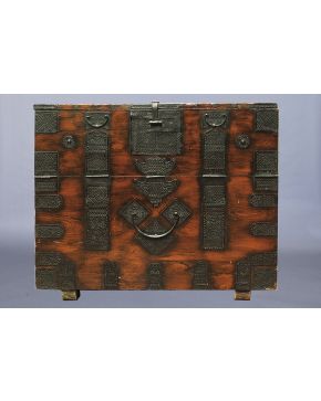 407-Baúl de viaje antiguo oriental en madera tallada con herrajes metálicos.