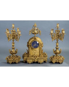 715-Reloj de sobremesa Napoleón III. tercer cuarto s. XIX. en bronce dorado. con guarnición de candelabros de 5 luces.