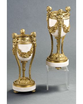 705-Pareja de copas. Francia s. XIX. en alabastro y montura en bronce dorado. Decoradas con hilos de perlas. girnaldas florales y bustos femeninos.