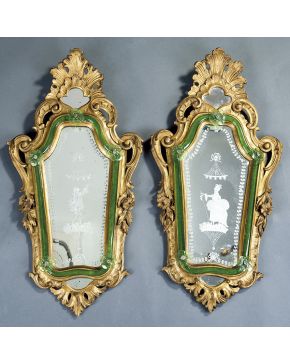 695-Pareja de cornucopias. Italia s. XIX. representando dama y caballero en el espejo. decoradas con cristal de Murano verde y con marco estilo rococó.