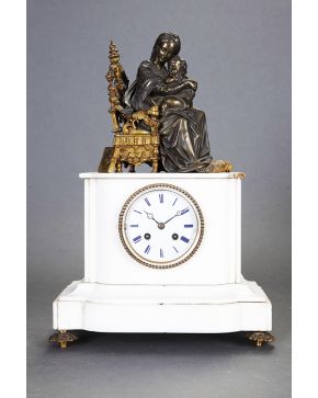 658-Reloj en mármol blanco y bronce. Francia. ff. s. XIX.