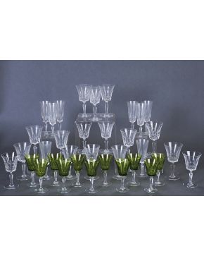 670-Cristalería belga de la casa Val Saint Lambert en vidrio incoloro y verde tallado a rueda. Compuesto por 9 copas de agua. 11 de vino tinto. 14 de vino