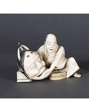 426-Pequeña figura en marfil tallado con toques de negro. Japón. s. XIX