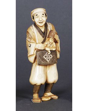 427-Figura en marfil tallado. Japón. ff. s. XIX.