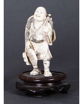 428-Figura en marfil tallado con toques de policromía. China. c. 1900