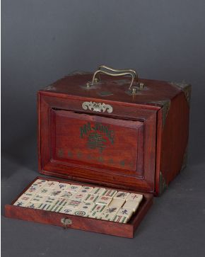 414-Juego de Majong. Caja en madera tallada con gavetas y decoraciones metálicas y piezas en madera y hueso policromadas.