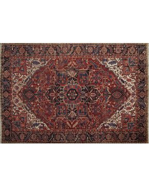 1034-Antigua alfombra persa HERIZ.  en lana anudada mano. Rosetón central polilobulado. sobre fondo totalmente cubierto de muestras vegetales esquematizada