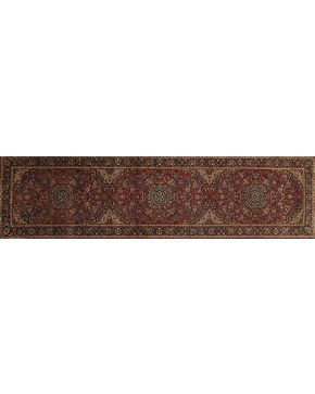 1151-Alfombra persa de pasillo SAROUGH. en lana. anudada a mano con doble nudo. Decoración floral sobre cuerpo principal en color rojo.