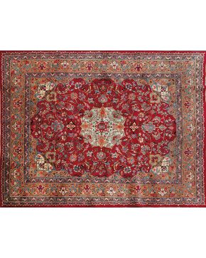 850-Excelente alfombra persa KIRMAN. en lana anudada a mano. Firmada por el maestro tejedor.