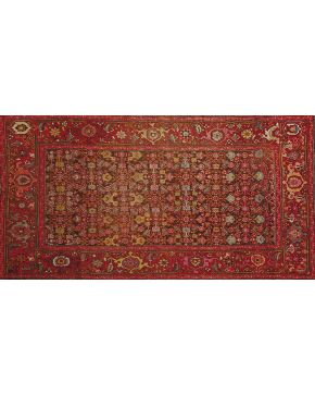 639-Antigua alfombra caucásica rusa KARABAGH. en lana anudada a mano. Cuerpo principal cubierto de heratis. Colores complementarios. rojos. rosas. verdoso