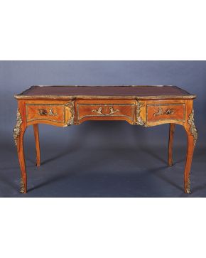 788-Lote formado por mesa de despacho estilo Luis XV en madera tallada con marquetería en plumeado y aplicaciones de bronce y butaca a juego tapizada en s