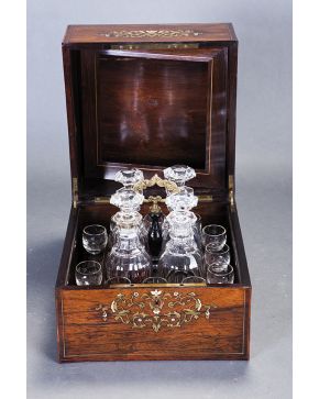 722-Elegante caja licorera Napoleón III. Francia. s. XIX. En madera de palosanto con decoración de marquetería de latón. hueso y madreperla. Al interior c