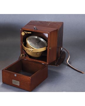 545-Reloj-cronómetro de barco firmado Thomas MERCER (St. Albans. England). En su caja en madera. 
