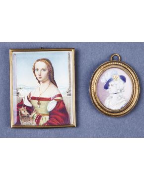 618-Lote formado por dos miniaturas de dama. una representando La dama del unicornio de Rafael Sanzio. y la otra sobre vitela. Marcos en bronce dorado.