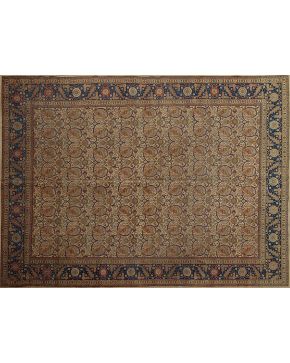 912-Importante y antigua alfombra persa Tabriz en lana con abigarrada decoración vegetal y floral sobre campo marrón y cenefa azul marino. Colores complem