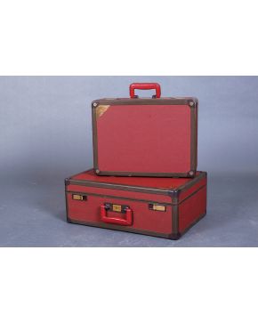 1180-Dos maletas de Louis Vuitton. Francia s. XX. En cuero burdeos.