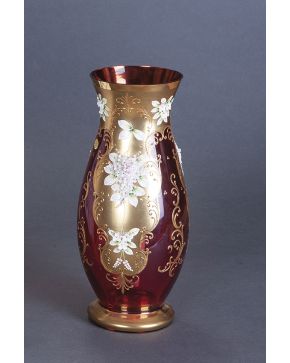 528-Jarrón en cristal de Bohemia rojo rubí con decoración dorada y pintada de flores.