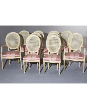 502-Sillería de Loscertales compuesta por: 8 sillas y 2 butacas estilo Luis XVI en madera pintada en blanco con respaldo de rejilla y tapicería color salm