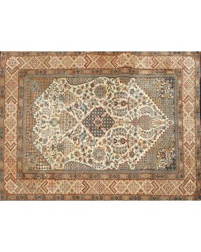 624-Alfombra persa en lana y seda con decoración vegetal y geométrica sobre campo azul y cenefa en beige.