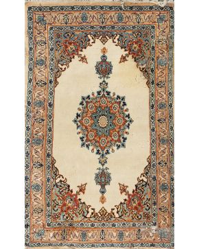 620-Alfombra persa en seda y lana con decoración vegetal y rosetón central sobre campo beige. Algún desperfecto.