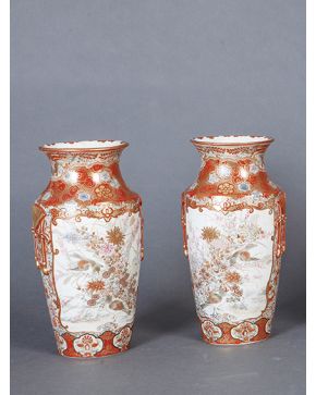 1054-Pareja de jarrones en porcelana esmaltada oriental con anversos decorados con personajes en paisajes y reversos con flores y pájaros. Marcas en la bas