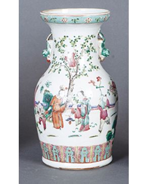 1055-Jarrón en porcelana esmaltada familia rosa. China. c. 1900. Decoración de personajes en paisajes.