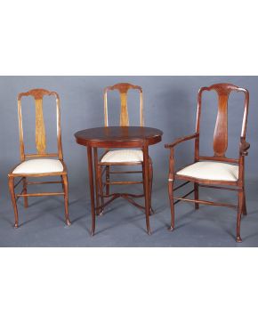 593-Lote formado por mesita auxiliar oval. dos sillas y butaca estilo inglés en madera tallada con filos en marquetería.