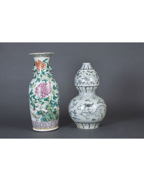 451-Jarrón en porcelana china familia rosa. China. c. 1900. Profusa decoración floral y vegetal. Asas a modo de dragones enfrentados. 