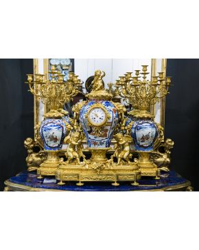 868-Importante reloj de sobremesa. de excepcional tamaño. con guarnición de candelabros de 7 luces en bronce dorado al mercurio y porcelana esmalta Imari.