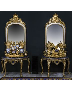 865-Gran pareja de espejos en madera tallada. dorada y policromada. Italia. s. XIX. Copete con cabeza en relieve. decoración vegetal y remate de rocalla. 