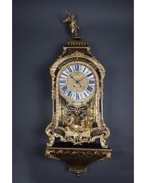 752-Monumental reloj de cartel con peana de época Luis XIV en marquetería Boulle con aplicaciones de carey. latón y bronce dorado. París hacia 1700.