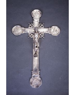 981-Cristo en plata francesa. s. XVIII. Con punzones de París.