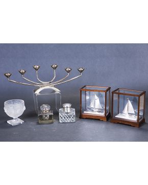 548-Pareja de miniaturas de veleros en plata punzonada Sterling ley 960. En su urna de madera y cristal.