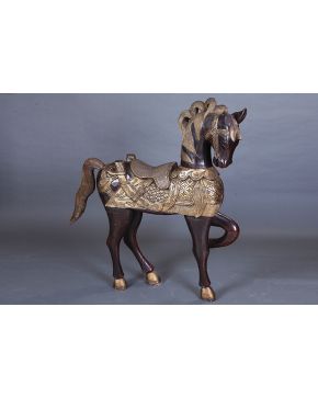424-Escultura de caballo en madera tallada. India s. XX.