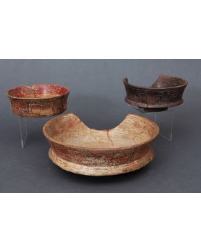 1233-Lote de tres vasijas mayas procedentes de la zona Petén (Guatemala). Periodo Posclásico (900-1100 D.de C.): una con forma característica y policromía.